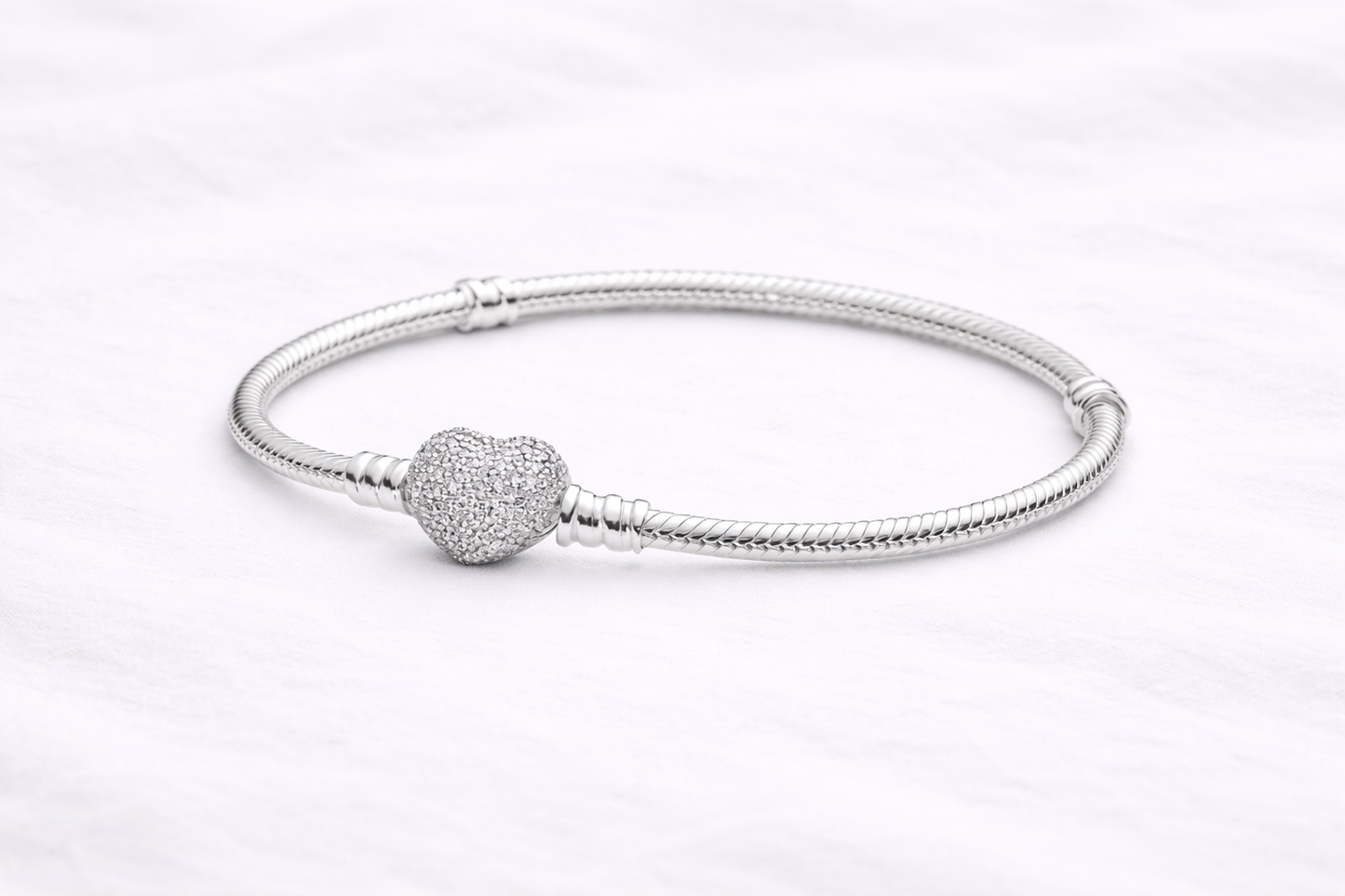 Pulsera Diseño Cadena de Serpiente y Corazón Brillante
