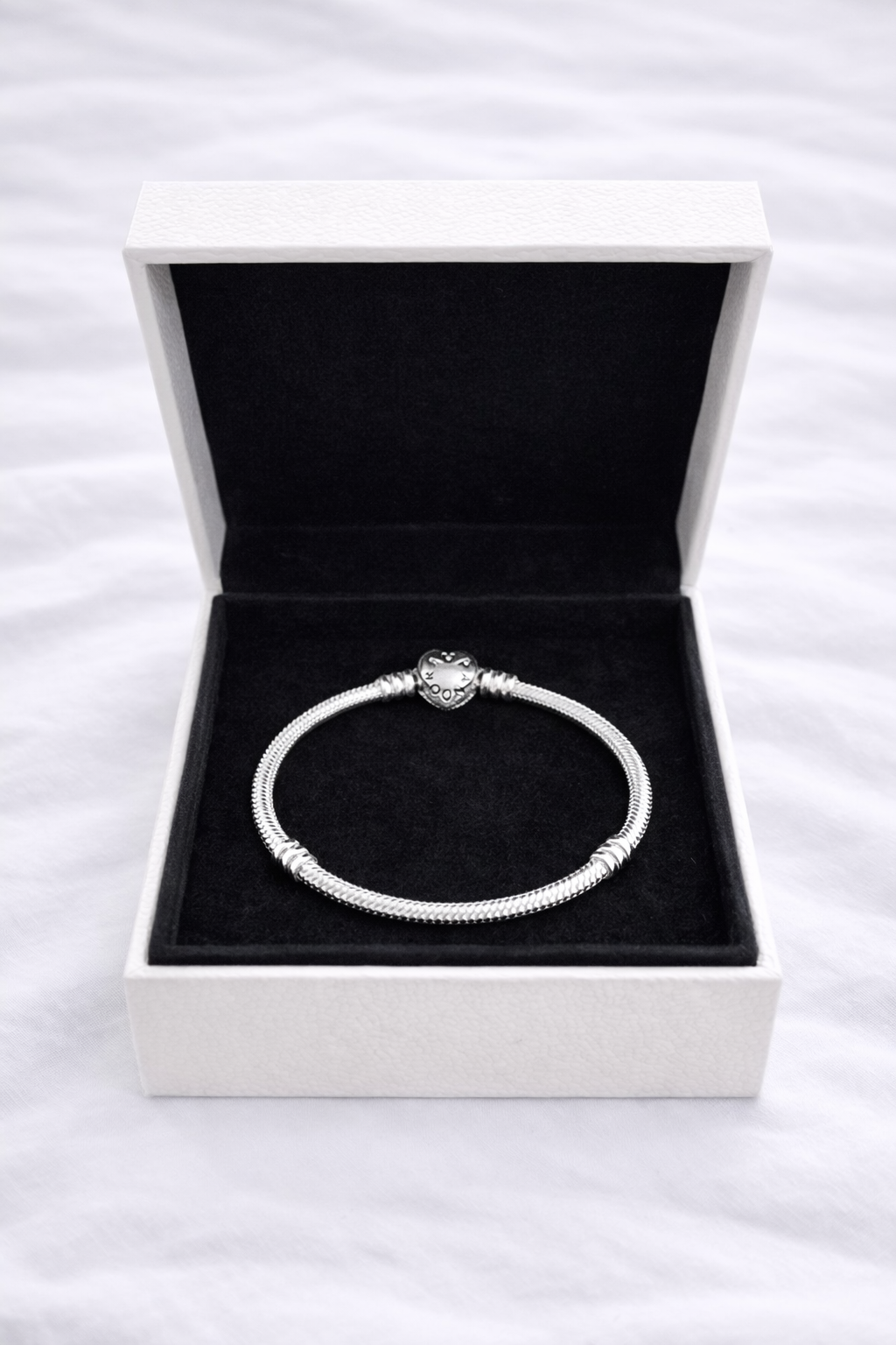 Pulsera Diseño Cadena de Serpiente y Corazón Brillante