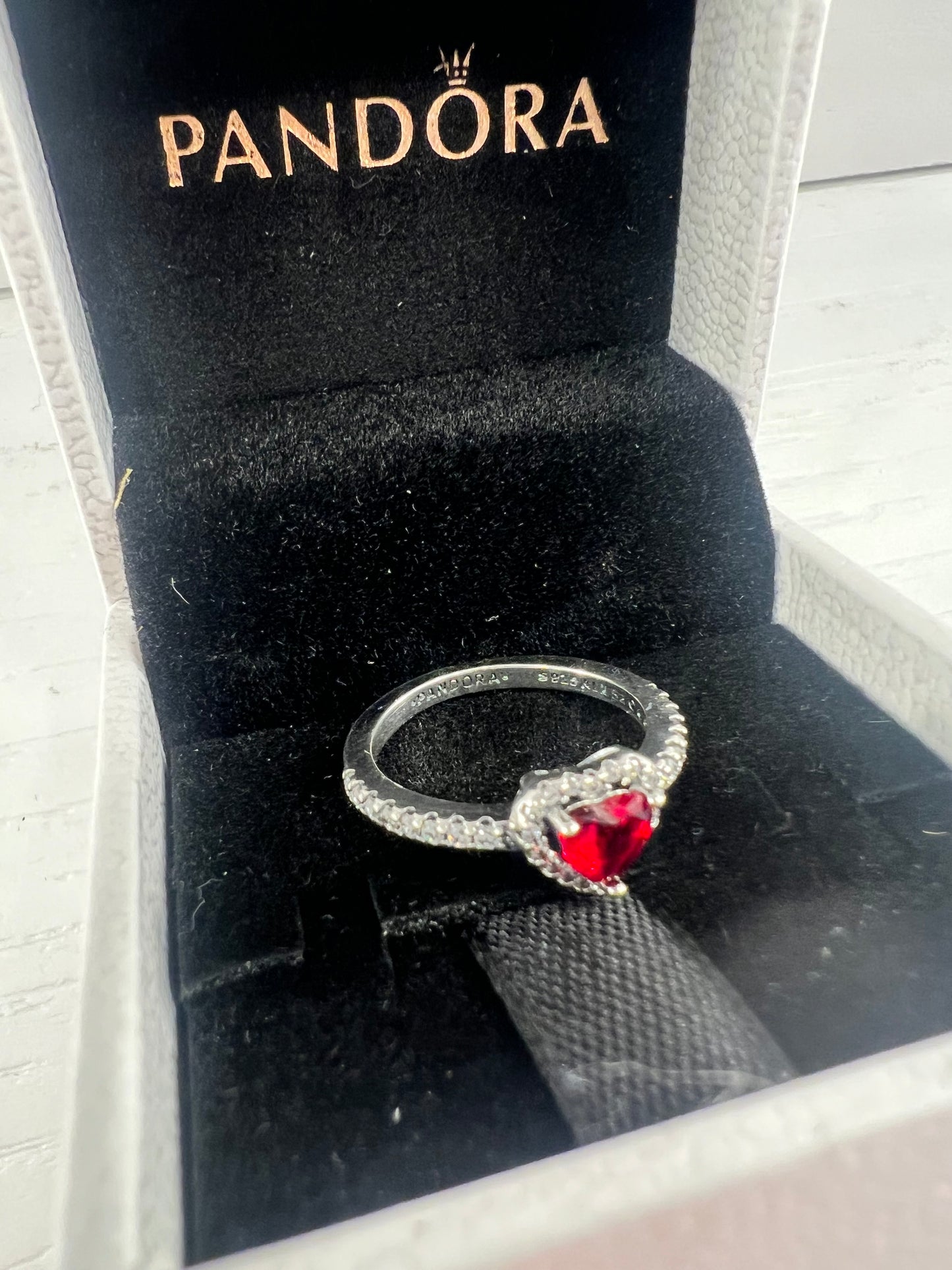 Anillo Corazón Rojo en Relieve